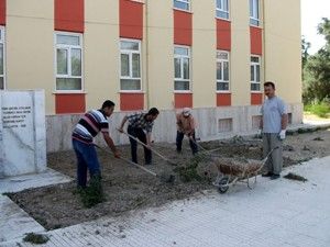 Okullarının bahçesini onarıyorlar