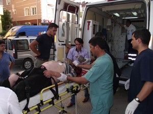 Otomobil motosikletle çarpıştı: 1'i ağır 2 yaralı