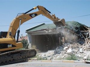 Kaçak eczane inşaatı yıkıldı