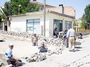 Köy yollarına kilitli parke taşı döşeniyor