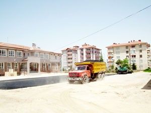 Akşehir'de okul bahçeleri asfaltlanıyor