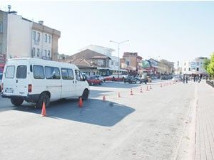 Park yapılmasın diye yolun bir şeridi kapatıldı