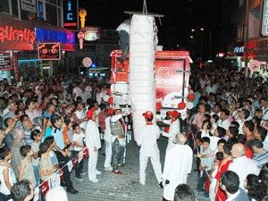 Vinçle kaldırılan dondurmanın üzerine çıktı
