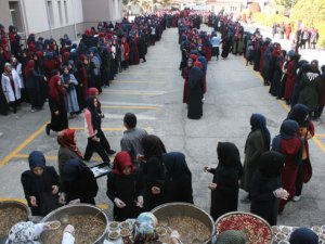 İmam Hatip Lisesi aşure dağıttı