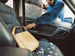 Kulu'da Araçtan çanta hırsızlığı