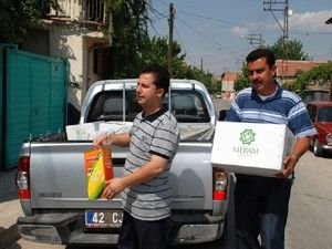 Meram Belediyesi 3 binaileye gıda yardımı yaptı