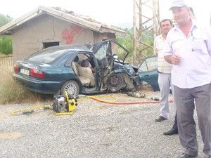 Otomobil elektrik direğine çarptı: 1 ölü, 2 yaralı