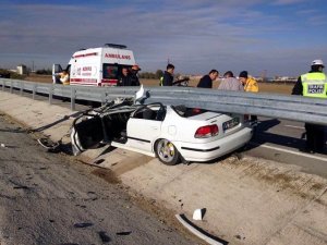 Otomobil Bariyerlere Çarptı: İki Yaralı