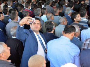 Şehit polisin cenazesinde selfie çeken MHP'li