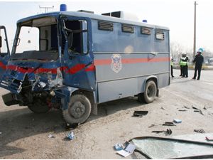 Karaman'da cezaevi aracı kaza yaptı: 5 yaralı