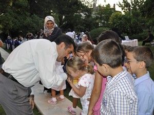 Kimsesiz çocuklara ve huzurevi sakinlerine iftar