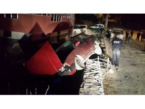 Drift Atan Otomobil Bahçe Duvarına Çıktı