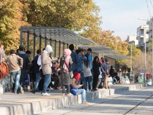 Elektrik kesildi vatandaş durakta kaldı