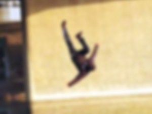 Seydişehir'de bir kadın evlerinin balkonundan düşt