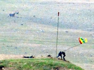 Çarkendal Tepesi'ndeki PKK flaması indirildi