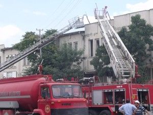 Lokantanın çatısında çıkan yangın korkuttu