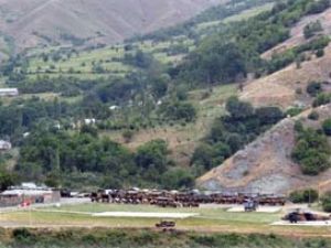 Terör örgütü minibüs yaktı şoförü kaçırdı