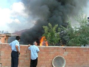 Lastik yakarken evini yakıyordu