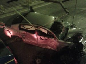 Otomobilde Sıkışan Sürücüyü İtfaiye Kurtardı