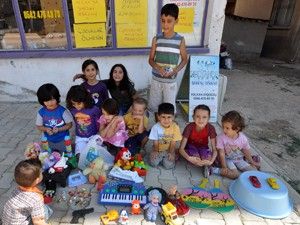 Afrika'daki çocuklar için oyuncaklarını sattılar