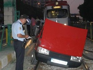 Kontrolden çıkan araçlar tramvay yoluna girdi