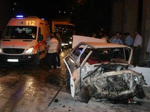 Yarış yapan otomobil alt geçide çarptı: 5 yaralı