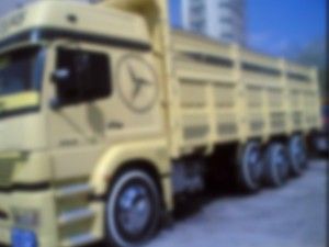 Kamyonun altında kalan işçi ağır yaralandı