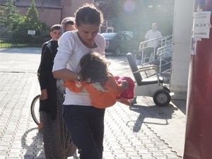 Üzerine televizyon düşen çocuk yaralandı