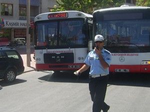 Otobüslerin karıştığı kaza yolu trafiğe tıkadı