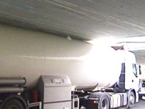 Tanker köprüye takıldı