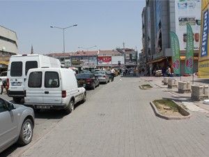 Bu kadar geniş kaldırım olması şart mı?