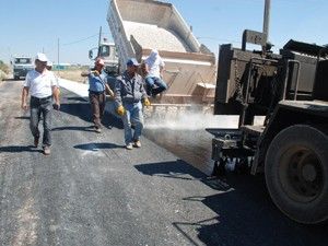 Tatlıcak Mahallesinde soğuk asfalt çalışması
