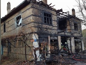 Beyşehir'de iki katlı bina yandı