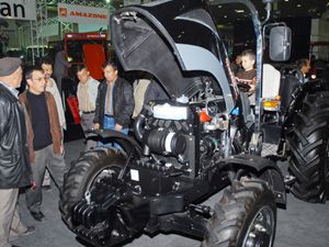 Artan yağışlar, çiftçiyi yeni traktöre yöneltti
