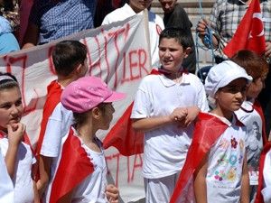 Şehitler için saygı yürüşüşü