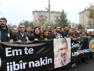 Tahir Elçi'nin cenazesinde PKK flaması taşıdılar