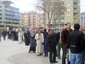 Nüfus müdürlüklerinde yoğunluk sürüyor