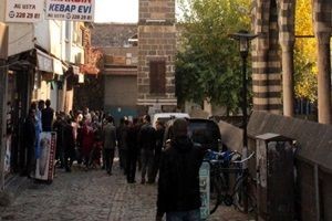Diyarbakır'da savcı ve heyete ateş açıldı!