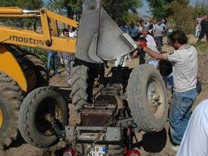 Devrilen traktörün altında can verdi