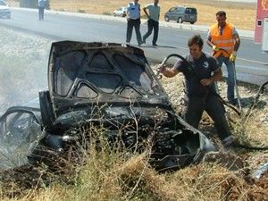 Kaza yapan otomobil yandı: 3 ölü 1 yaralı
