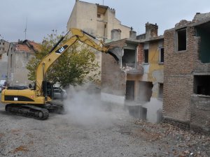 Meram’daki Riskli Binalar Yıkılıyor