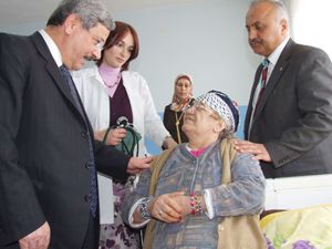 Huzurevi sakinleri, kimsesizleri ziyaret etti