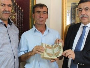 Tarladan iki asırlık Kuran buldu