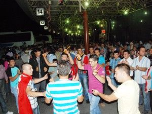 Güle oynaya uğurlandılar