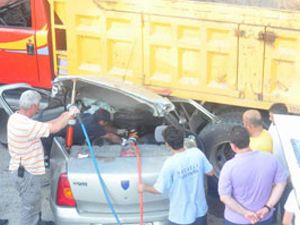 Kamyon otomobille çarpıştı: 4 ölü