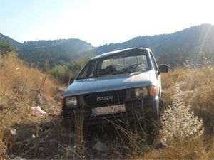 Derebucakta kamyonet dere yatağına uçtu