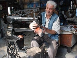 70 yıllık dikiş makinedeayakkabı tamir ediyor