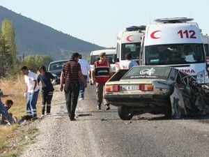 Otomobille kamyonet çarpıştı: 7 yaralı