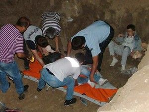 Motosikletle inşaat halindeki alt geçit çukuruna düştüler