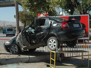 Takla atan otomobil 2 teker üstünde kaldı